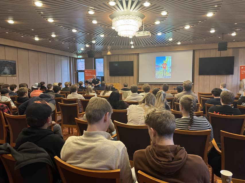 Et glimt fra foredragsdagen – scene og sal.