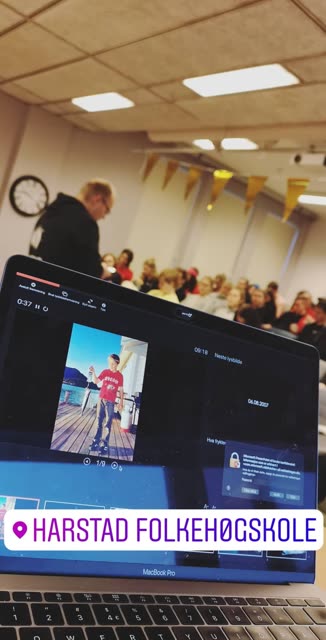 Et glimt fra foredragsdagen – scene og sal.