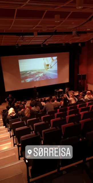 Et glimt fra foredragsdagen – scene og sal.