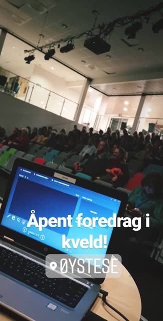 Et glimt fra foredragsdagen – scene og sal.